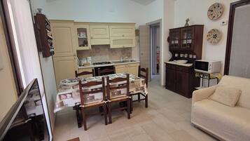 TV, caminetto, videogiochi, lettore DVD