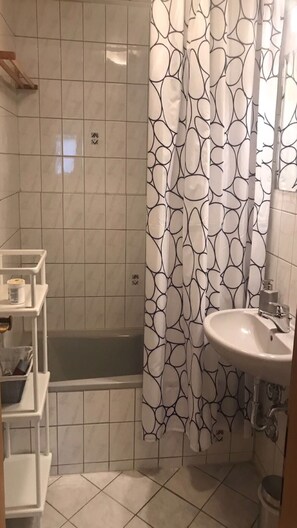 Regadera, secadora de cabello, toallas 