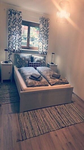 2 habitaciones, tabla de planchar con plancha y cuna de viaje 