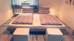 2 habitaciones, tabla de planchar con plancha y cuna de viaje