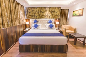 Ylelliset vuodevaatteet, minibaari, tallelokero huoneessa, työpöytä