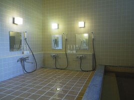 Habitación tradicional, baño compartido (Japanese Style) | Baño | Bañera y ducha independientes y cabezal de ducha con hidromasaje