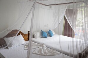 In-room safe, desk - Neptune Story Hotel (Weligama)
