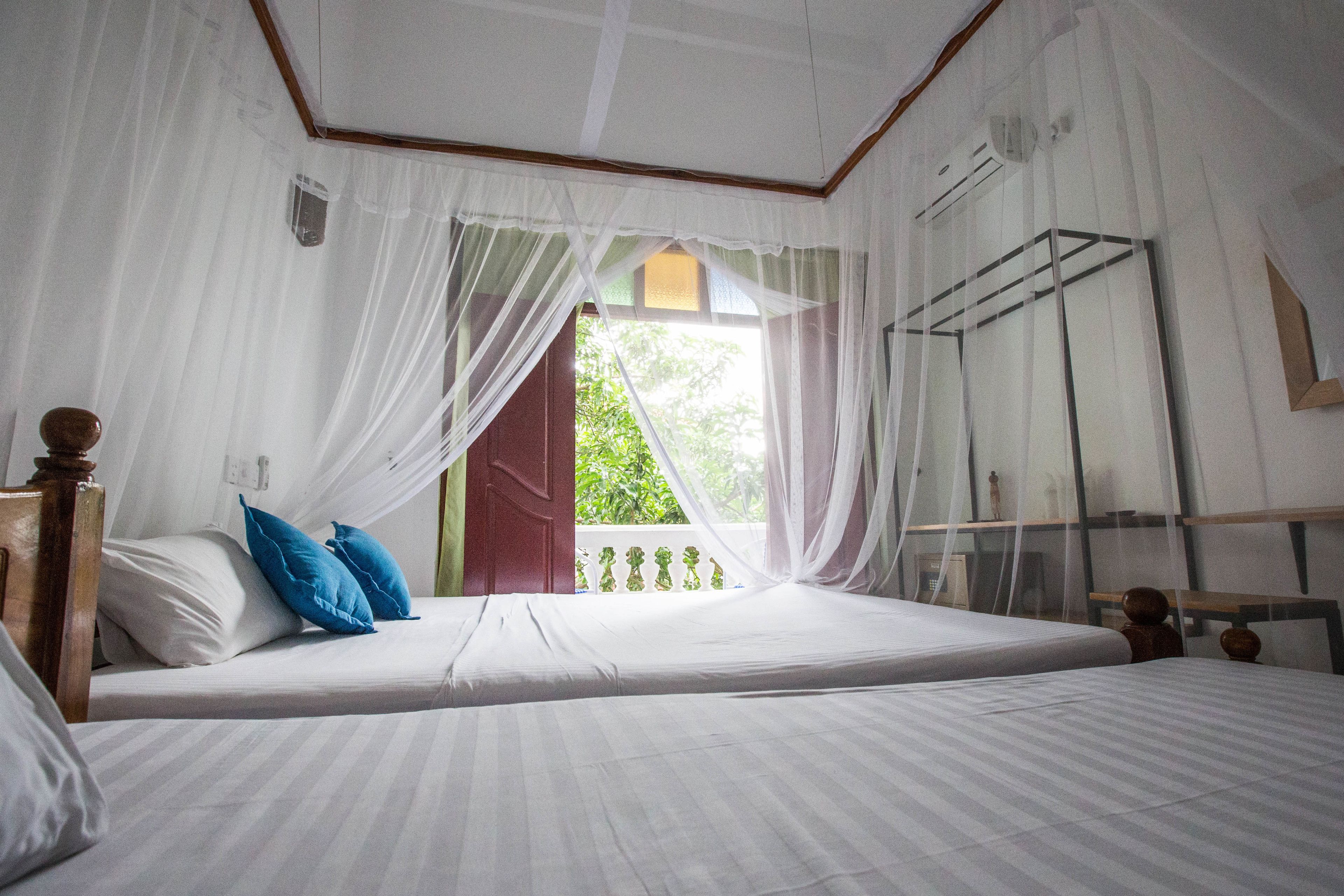 standard room | in-room safe, desk