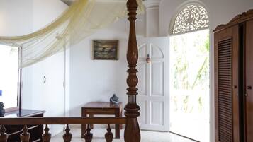 Bungalow | In-room safe, desk