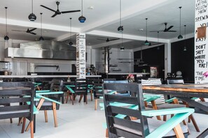 供应早餐、午餐和晚餐,国际美食