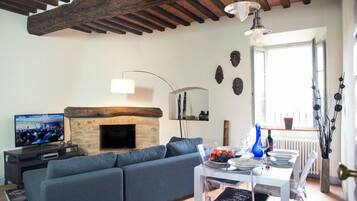 Smart TV, chimenea, consola de videojuegos y reproductor de DVD