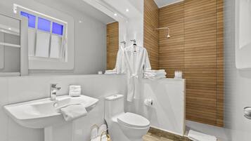 Douche, sĂšche-cheveux, serviettes fournies