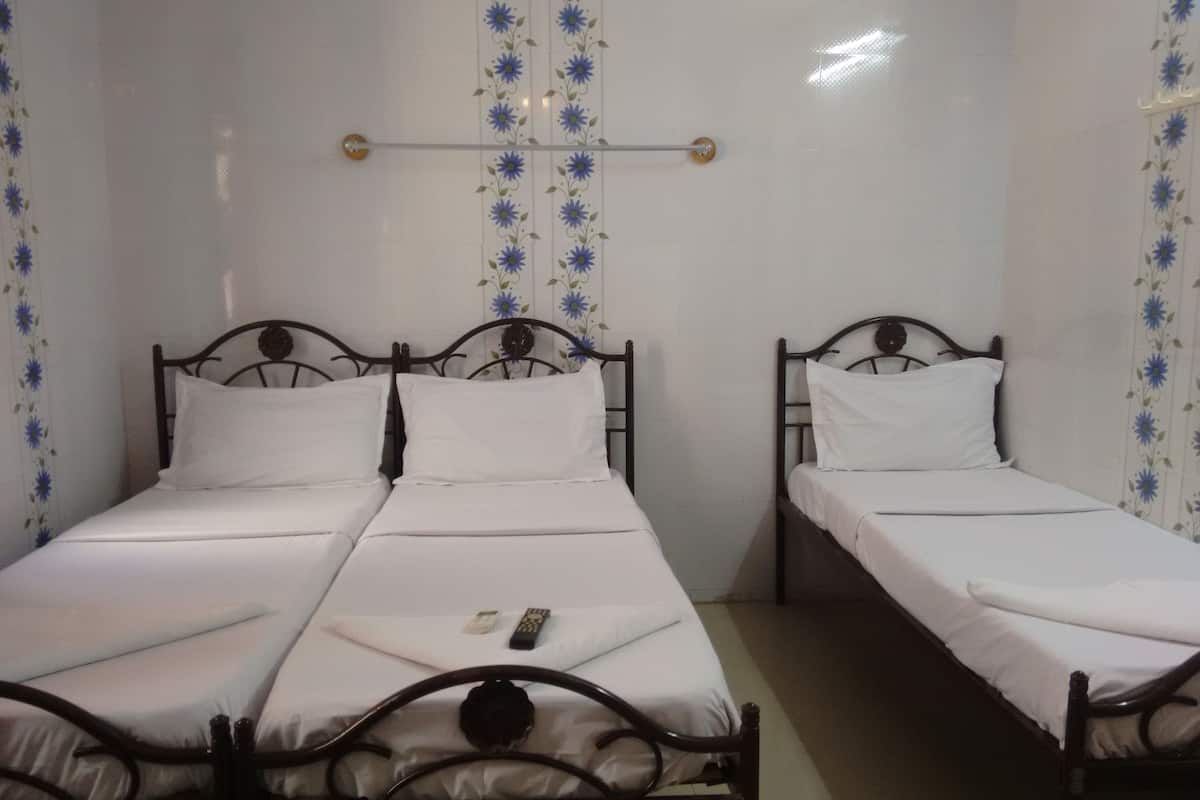 Desk, rollaway beds, free WiFi
