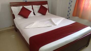 Desk, rollaway beds, free WiFi