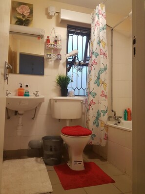 Combined shower/bathtub, towels