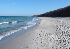 Ranta lähistöllä, aurinkotuoleja