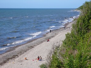 Vlak bij het strand, ligstoelen