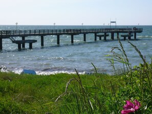 Vlak bij het strand, ligstoelen
