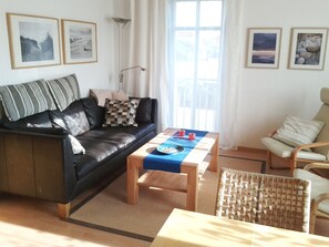 Älytelevisio, DVD-soitin, pöytätennispöytä, kirjoja