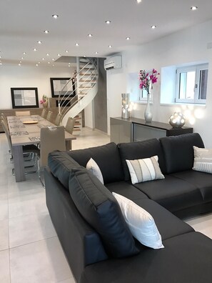 TV, peis, DVD-spiller og fotballspill