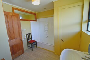 Tree House | Bathroom | Free toiletries, hair dryer, towels - Driftwood Retreat (Riverlands)