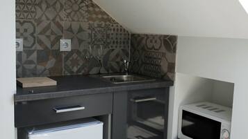 Geladeira, micro-ondas, cooktop, cafeteira/chaleira