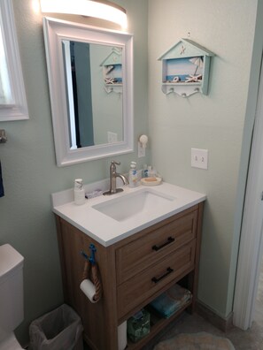 Shower, hair dryer, towels, soap -  Cozy Coastal Condo, renovated 2025, quiet family friendly, fishing from seawall (Indian Shores)