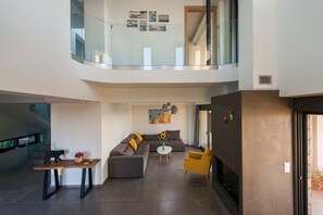 Smart TV, chimenea y biblioteca musical 