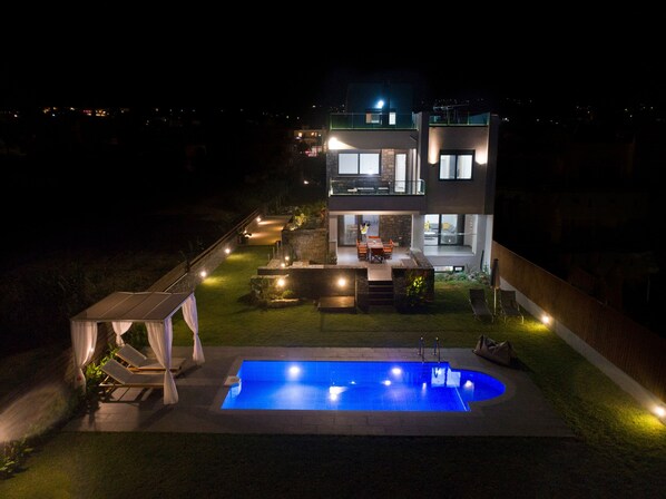 Una piscina al aire libre, una piscina climatizada