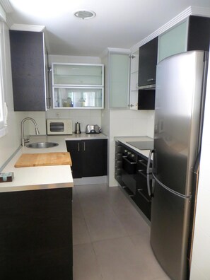 Refrigerador, microondas, horno, placa de cocina