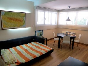 1 habitación, escritorio, tabla de planchar con plancha y wifi gratis