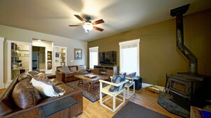 Smart-TV, Kamin, Videospiele, DVD-Player