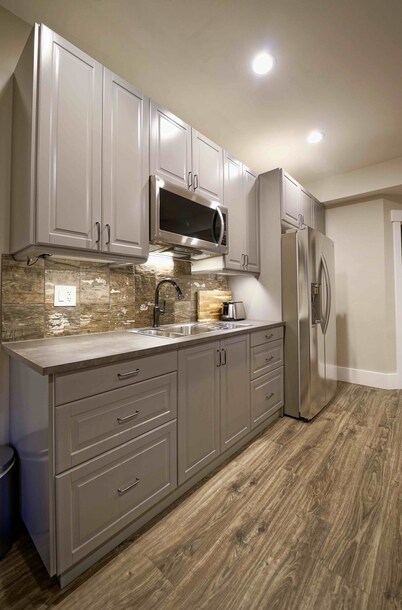 Pet-friendly cabin with theater, fire pit, spa, sauna, game room and playground