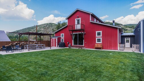 Barn-style cabin with home theater, fire pit, spa, sauna and playground