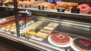 Une vitrine de boulangerie présentant diverses pâtisseries et desserts.