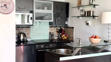 Frigorifero, microonde, lavastoviglie, macchina per tè/caffè