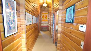 Traditional House, 4 Bedrooms, Mountain View, Mountainside | Hallway