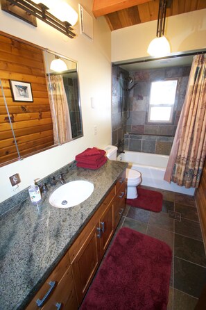 Traditional House, 4 Bedrooms, Mountain View, Mountainside | Bathroom