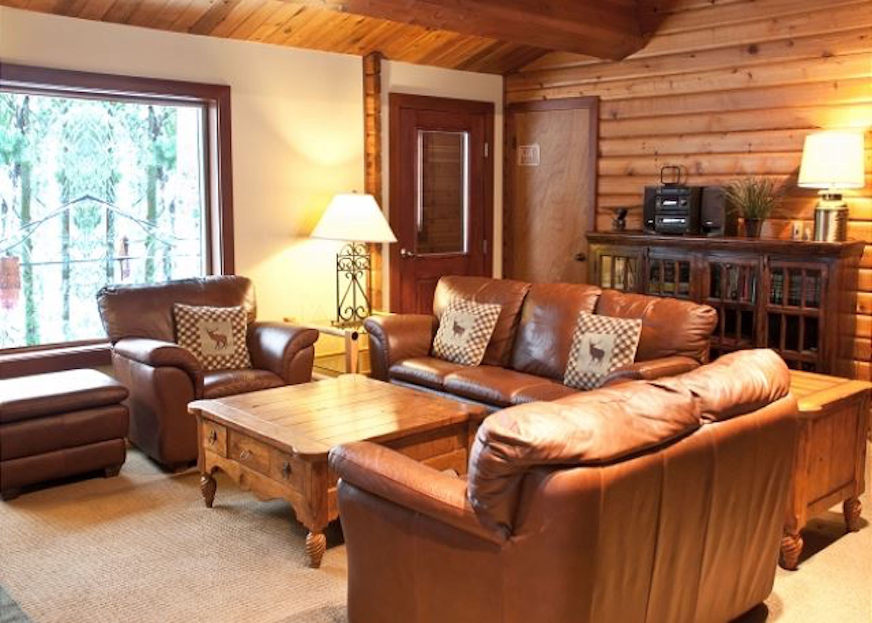 Traditional House, 4 Bedrooms, Mountain View, Mountainside | Living area | Flat-screen TV, fireplace