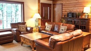 Traditional House, 4 Bedrooms, Mountain View, Mountainside | Living area | Flat-screen TV, fireplace