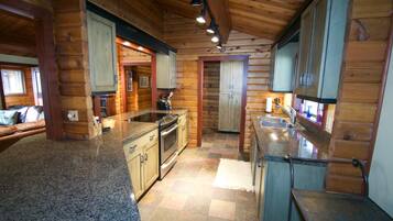 Traditional House, 4 Bedrooms, Mountain View, Mountainside | Private kitchen | Fridge, microwave, coffee/tea maker