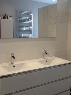 Bathtub, hair dryer, towels