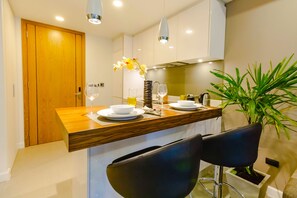 Chambre, 1 chambre | Cuisine privée | Grand réfrigérateur, micro-ondes, four, plaque de cuisson