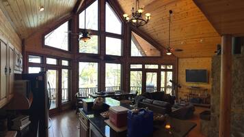 Älytelevisio, takka, DVD-soitin, pöytäjalkapallopöytä