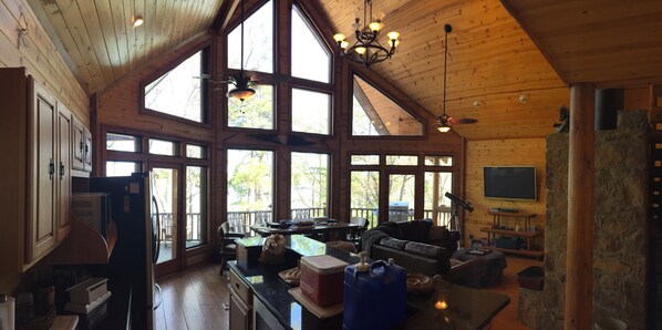 Smart-TV, Kamin, DVD-Player, Tischfußball