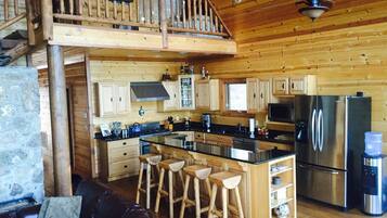 Älytelevisio, takka, DVD-soitin, pöytäjalkapallopöytä