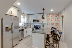 Kylskåp, mikrovågsugn, ugn och spishäll