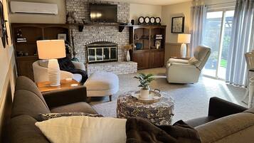 智能电视、壁炉、立体声音响