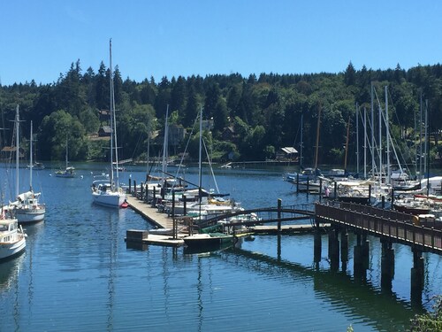 Perfect, Quiet Retreat: Park like Setting w/ Big Yard - Great location to I-5!