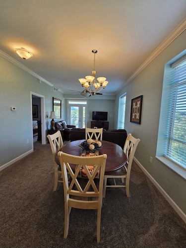 Luxury Condo! 4 Miles To Dollywood, Easy Walk To Shops & Restaurants