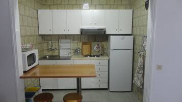 Kühlschrank, Mikrowelle, Herdplatte, Wasserkocher mit Kaffee-/Teezubehör