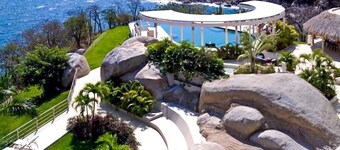 Uhindret, direkte utsikt mot havet. Nydelig enhet. Trinn til bassenger, strand