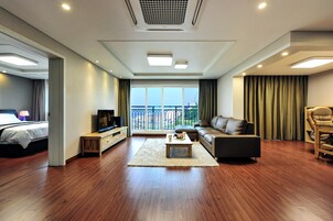 Family Double Suite, 2 Bedrooms  | 客厅 | 液晶电视