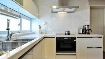 Family Double Suite, 2 Bedrooms | Dapur peribadi | Peti sejuk, ketuhar gelombang mikro